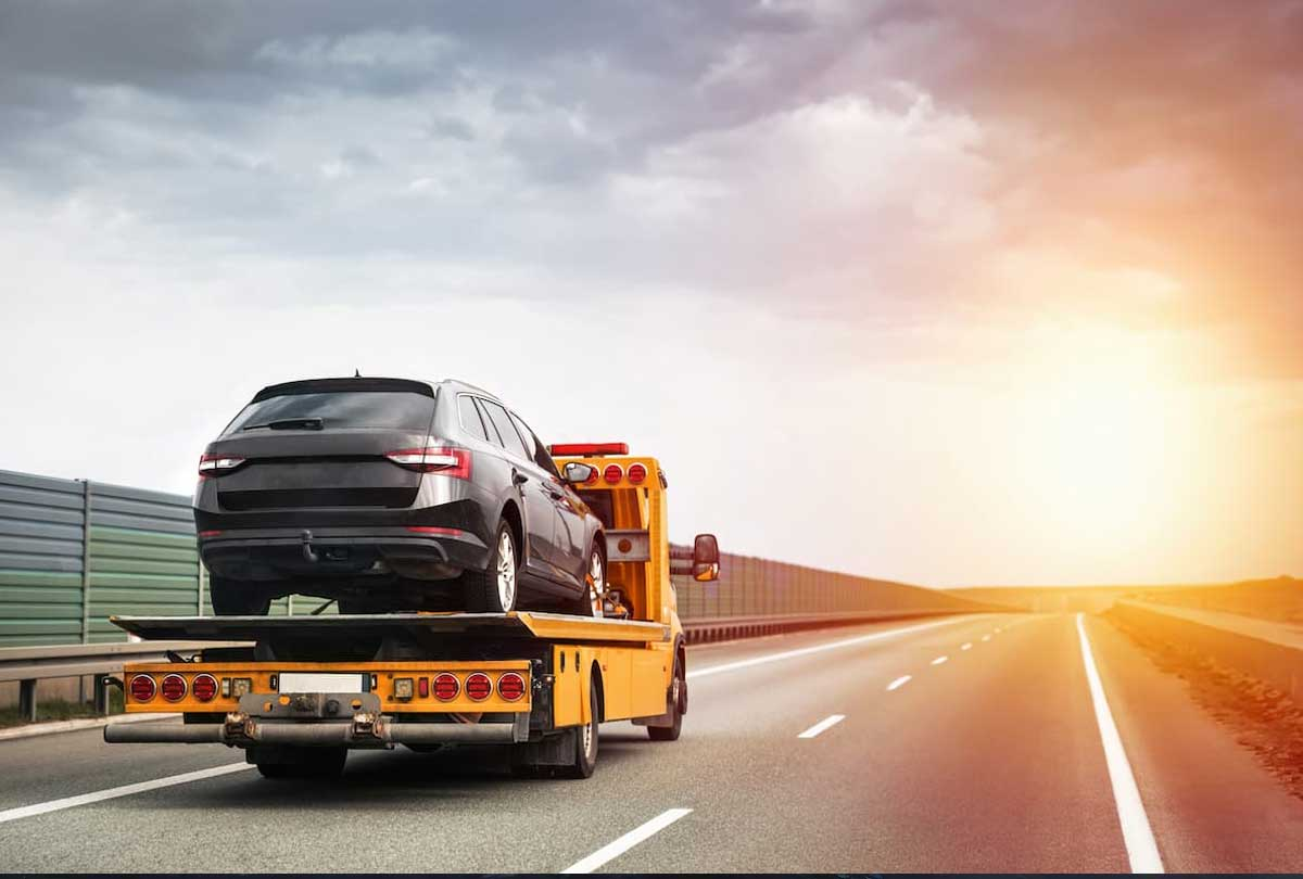 Caminhão de Guincho Plataforma realizando atendimento em BH